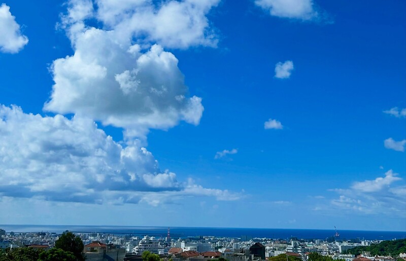 画像：那覇市内の青空