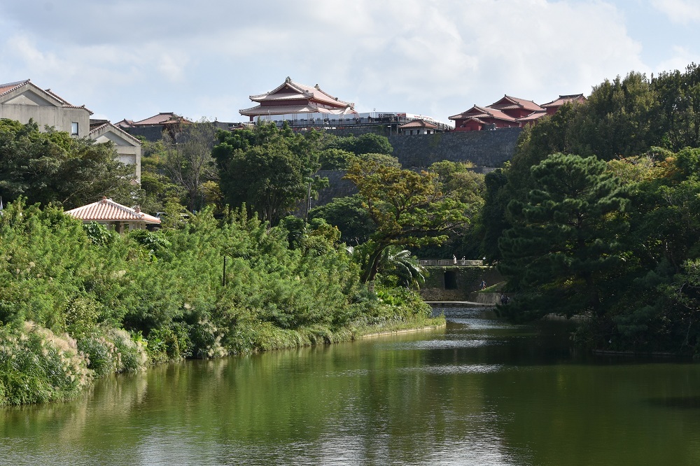 写真：龍潭池と首里城