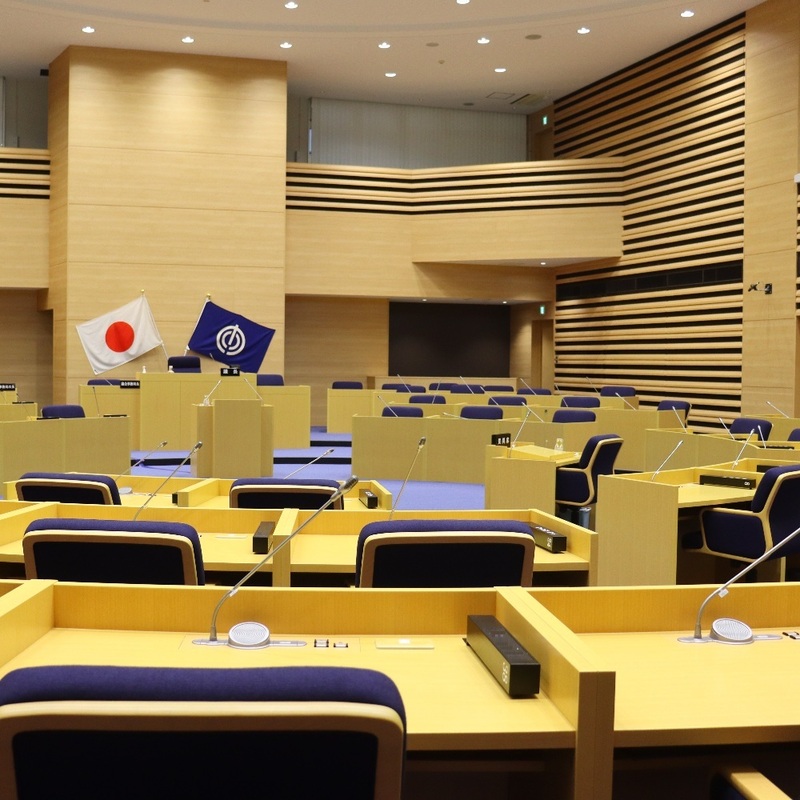 写真：那覇市議会の議場です。