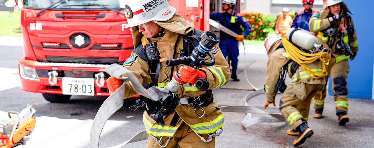 写真：那覇市消防局　消防隊員