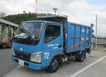 写真：ごみ収集車青のトラック