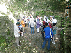 写真：湧水めぐりの様子