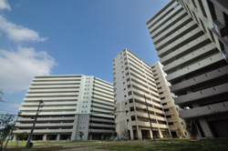 写真：正面広場と4号棟、1号棟、5号棟