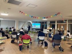 写真：『協働の手引き』を語る会の様子1