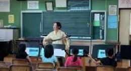 写真:大道小で三線指導の様子