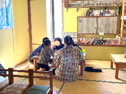 写真:にじの森文庫 学習支援ボランティアの様子