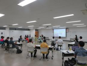 写真：中間報告＆交流会の様子1