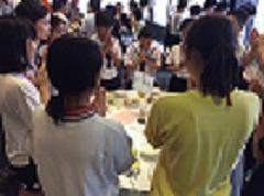 写真:立食で懇談