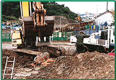 写真：不発弾撤去作業の様子