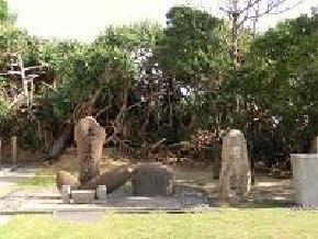 写真：声なき子供たちの碑 献花式2