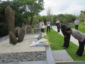 写真：声なき子供たちの碑 献花式1