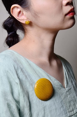 写真：Uiブローチ/Uiピアス