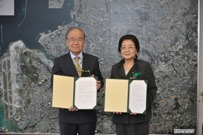 写真:沖縄大学さまと記念撮影