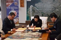 写真:沖縄銀行さまと調印式の様子