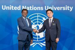 写真:国際連合大学さまと握手をする様子