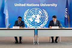 写真:国際連合大学さまと調印の様子