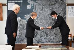 写真:答申を手渡す様子