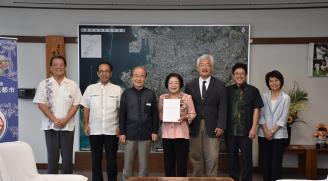 写真:基本計画答申書の手交