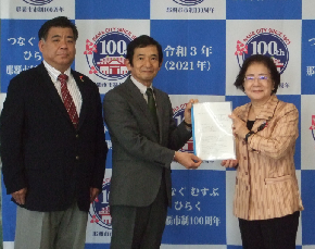 写真：市長と小倉委員長、田島副委員長