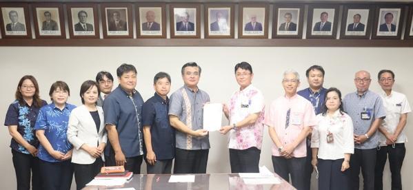 写真:重点要望事項に対する回答を手交