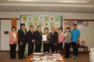 写真:重要要望事項の報告