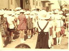 写真：那覇港にて出発前