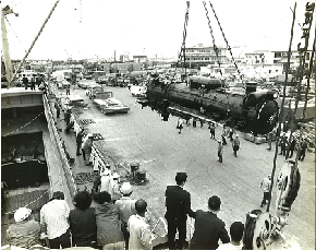 写真：那覇港での積み下ろし作業時