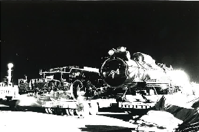 写真：深夜の道路輸送