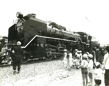 写真：D51蒸気機関車　与儀公園への設置2