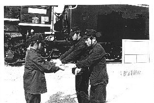 写真：国鉄職員からハンドルブレーキの引き渡し