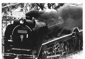 写真：黒い煙を吐く様子