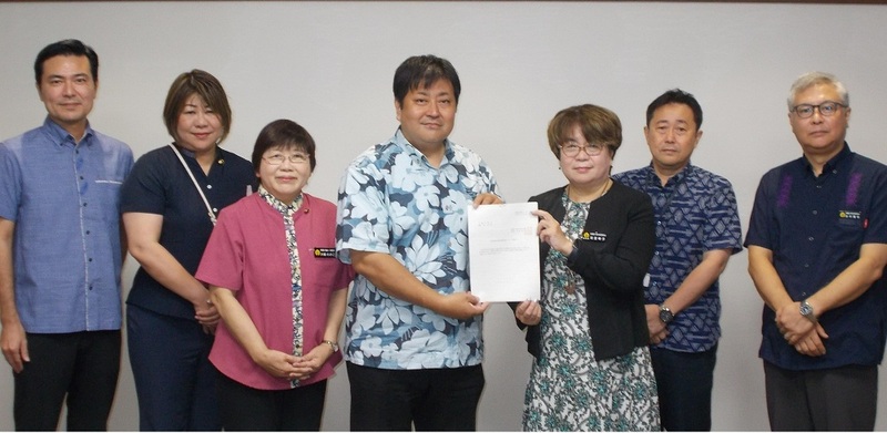 写真：事務点検報告書手交式