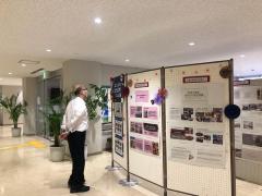 写真：パネル展を観覧する男性