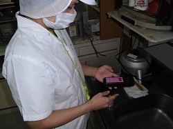 写真:水の塩素濃度測定