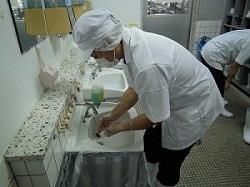 写真:調理作業前の手洗い
