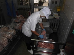 写真:肉類の納品2