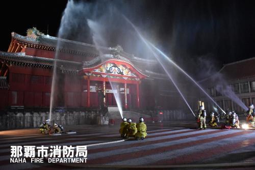 写真：那覇市消防局　PC用壁紙　消火訓練の様子