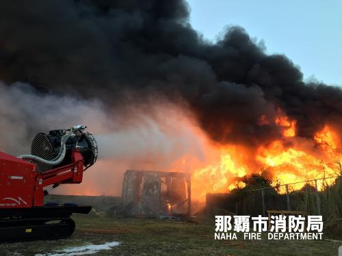 写真：那覇市消防局　PC用壁紙　消火活動の様子