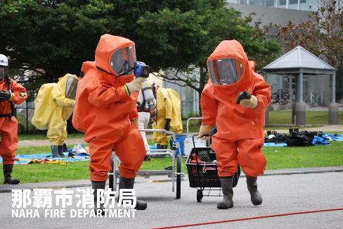 写真：那覇市消防局　PC用壁紙　化学防護服の消防士