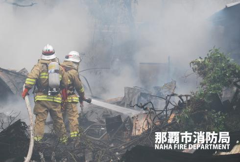 写真：那覇市消防局　PC用壁紙　消火活動の様子