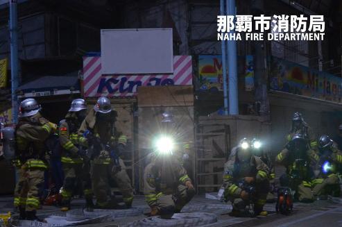 写真：那覇市消防局　PC用壁紙　消防士達