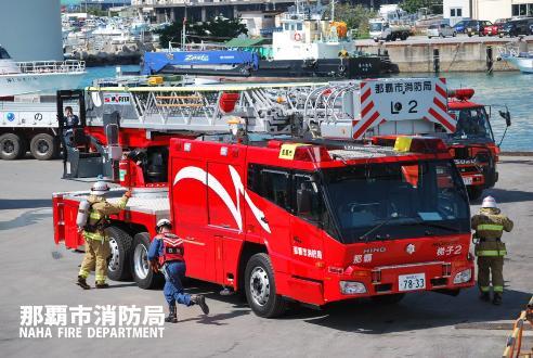 写真：那覇市消防局　PC用壁紙　はしご車