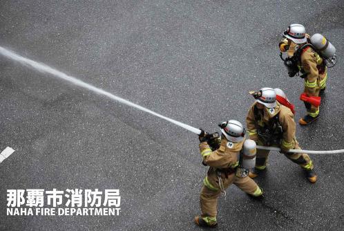 写真：那覇市消防局　PC用壁紙　放水している消防士像