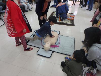 写真：応急手当訓練の様子