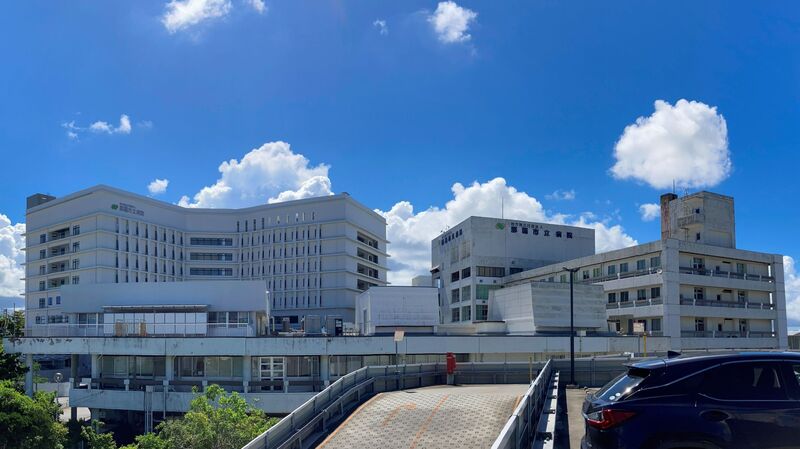 写真：新病院棟と旧病院棟(外観)