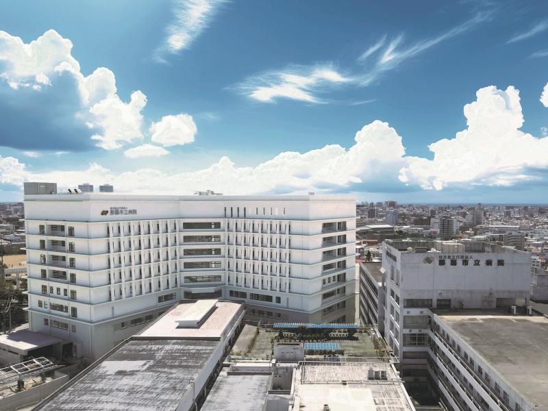 写真：新病院棟と旧病院棟(外観)