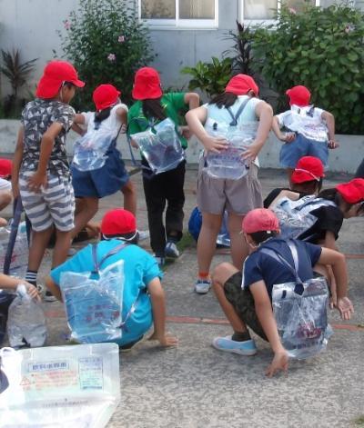 写真：給水袋を背負う様子