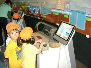 装置を触る子供の写真2