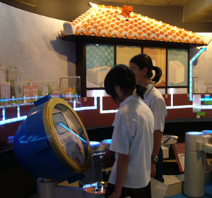 クイズをする子供の写真