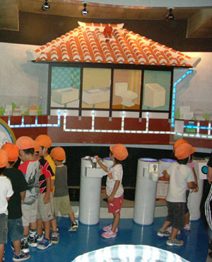 装置を触る子供の写真1